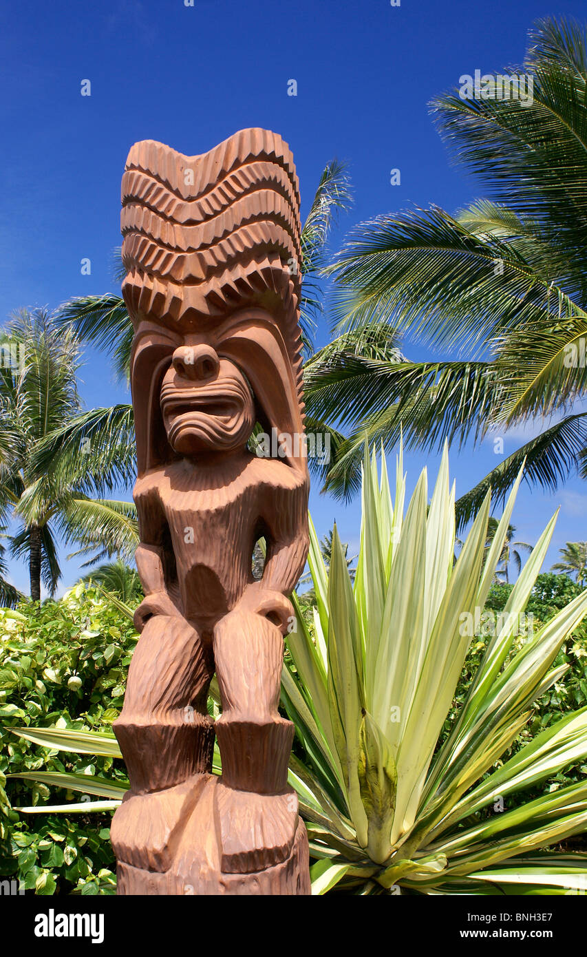 Replica statue di divinità polinesiana decorano il al di fuori del Centro Culturale Polinesiano in Laie, Oahu, Hawaii Foto Stock