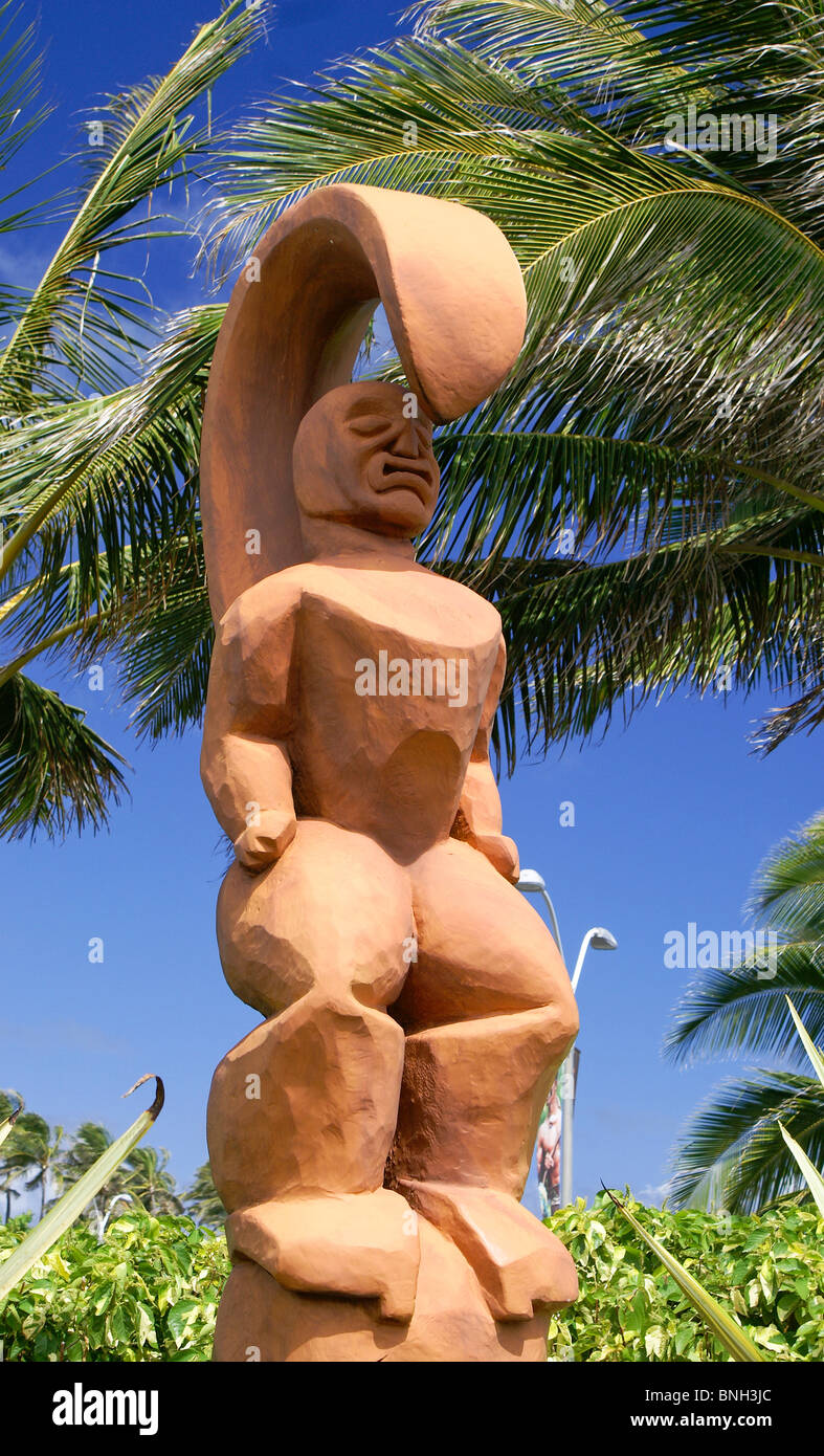 Replica statue di divinità polinesiana decorano il al di fuori del Centro Culturale Polinesiano in Laie, Oahu, Hawaii Foto Stock