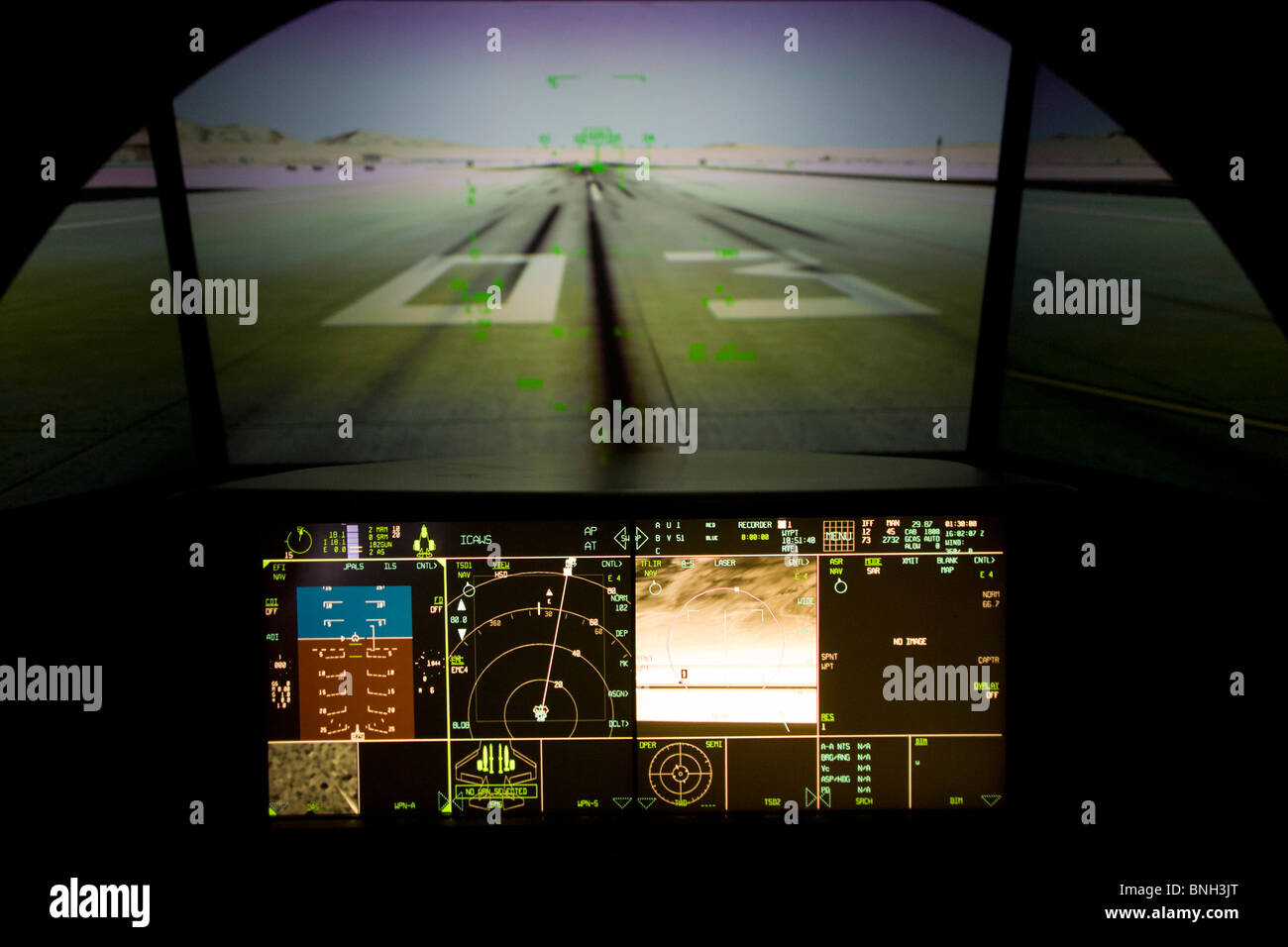 Simulatore incandescente strumentazione del cockpit di un Lockheed Martin F-35 Lightning II stealth fighter. Foto Stock