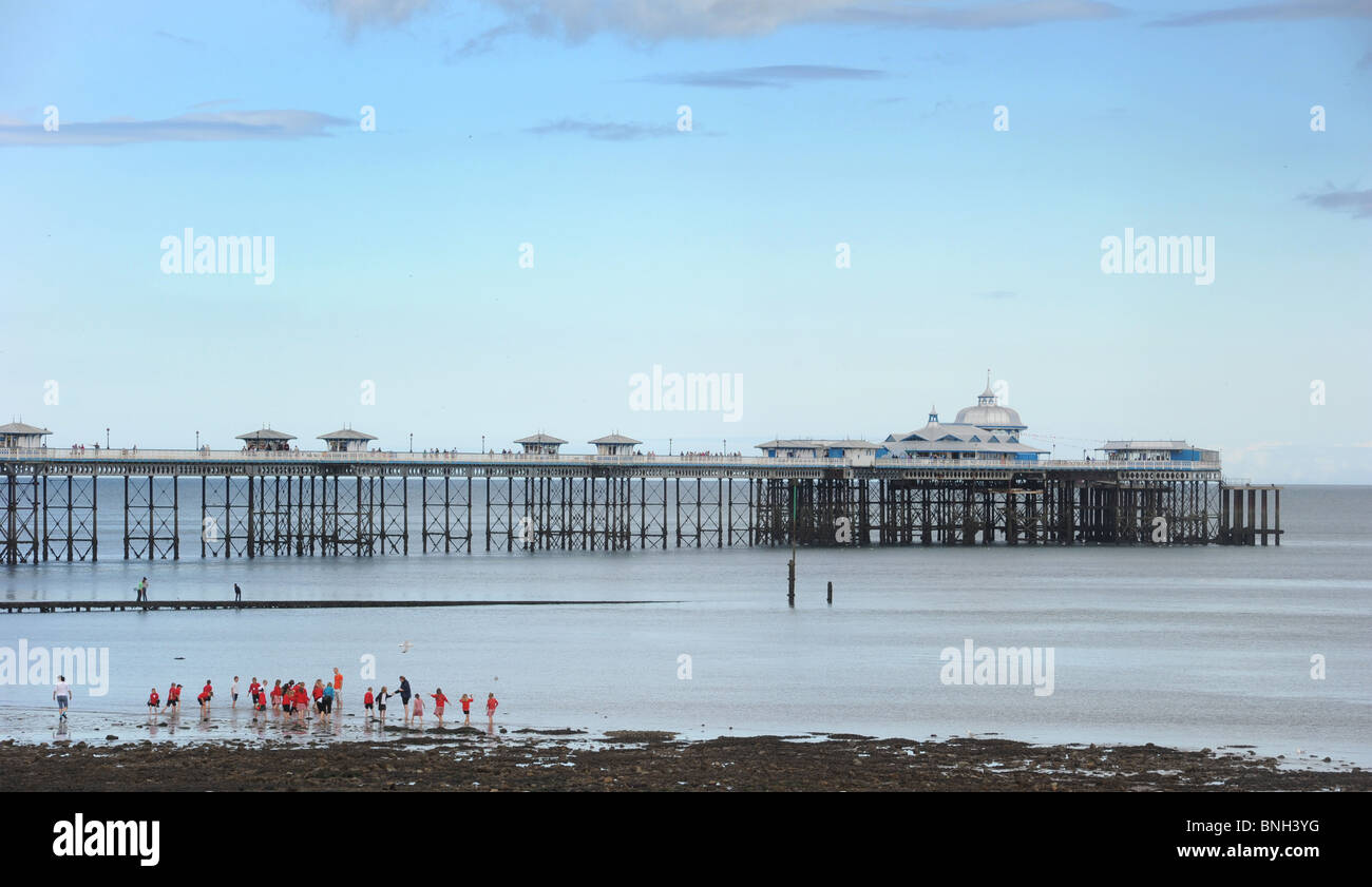 L'iconico Llandudno Pier presso il Welsh holiday resort.UK re vacanze galles gruppi di sole vacanze costiera vittoriano piloni Foto Stock