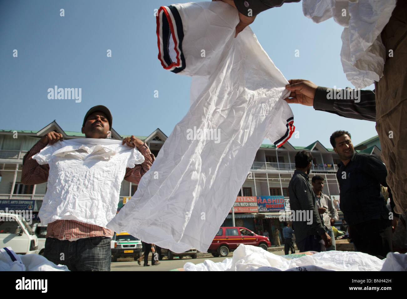 White t-shirt in vendita sulla strada a Srinagar, Jammu e Kashmir in India. Foto Stock