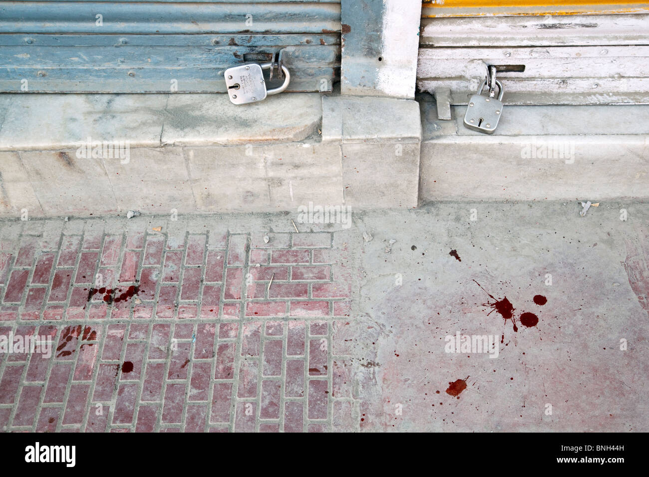 Un sangue sul marciapiede mentre disordini a Srinagar, Jammu e Kashmir in India. Foto Stock