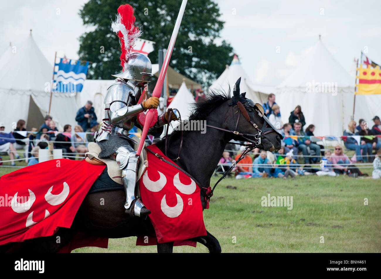 Giostre cavaliere medievale in una storia viva evento. Regno Unito Foto Stock