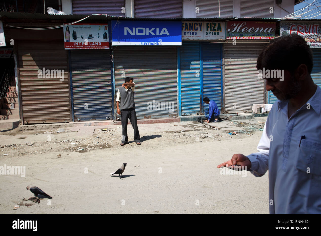 Arresto di negozi e imprese durante disordini a Srinagar, Jammu e Kashmir in India. Foto Stock