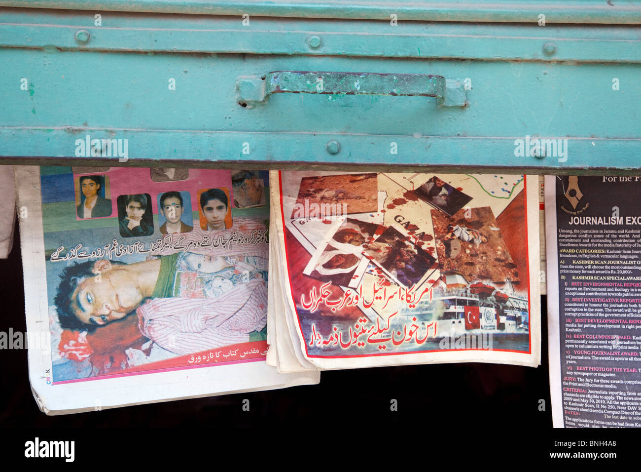 Immagine di un adolescente morto sulla prima pagina di un giornale locale, Srinagar, India Foto Stock