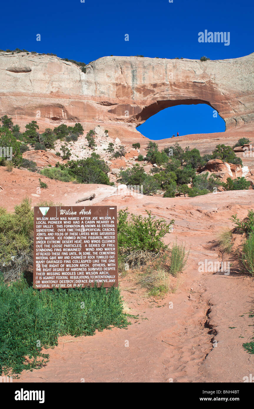 Wilson Arco è un arco di pietra arenaria situato vicino alla città di Moab nel sudest dell'Utah. Foto Stock