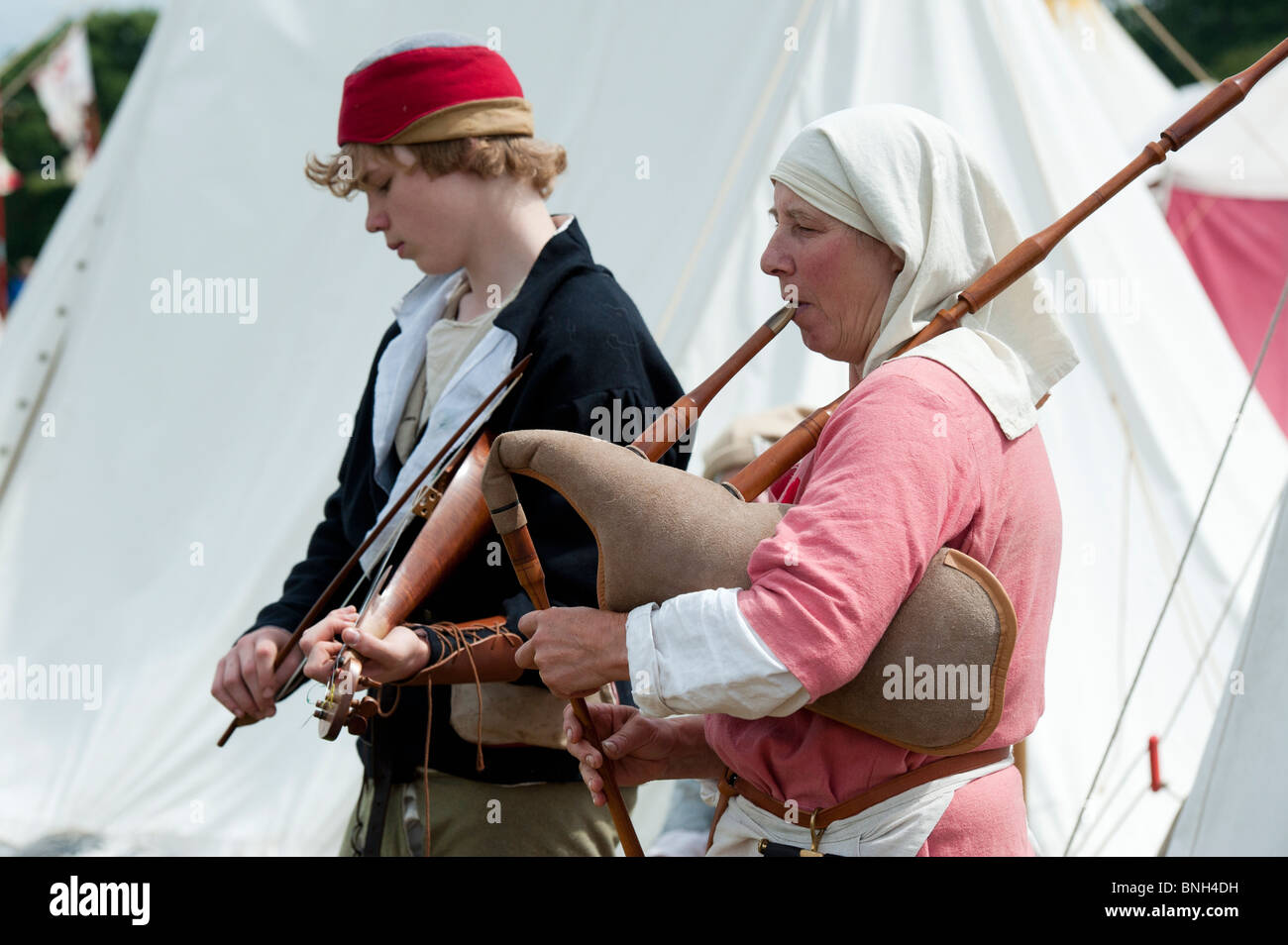 Rievocazione medievale di musicisti di suonare inttruments a vivere un evento di storia. Regno Unito Foto Stock