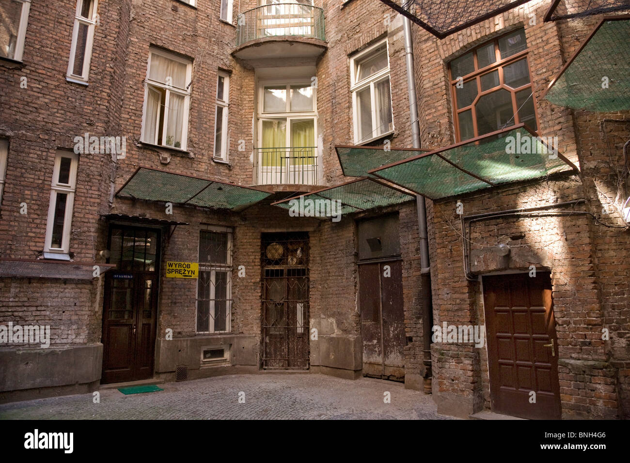 I resti di antichi edifici dell'ex ghetto di Varsavia, Prozna Street, Varsavia, Polonia Foto Stock