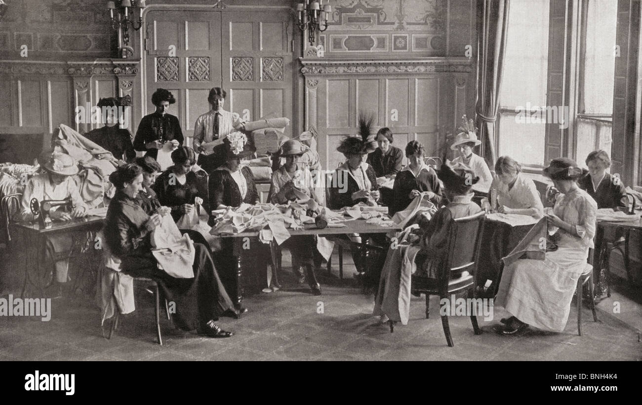 Un signore della croce rossa incontro di cucitura al Claridge Hotel, rendendo le magliette di lana per lo sforzo di guerra durante la guerra mondiale I. Foto Stock