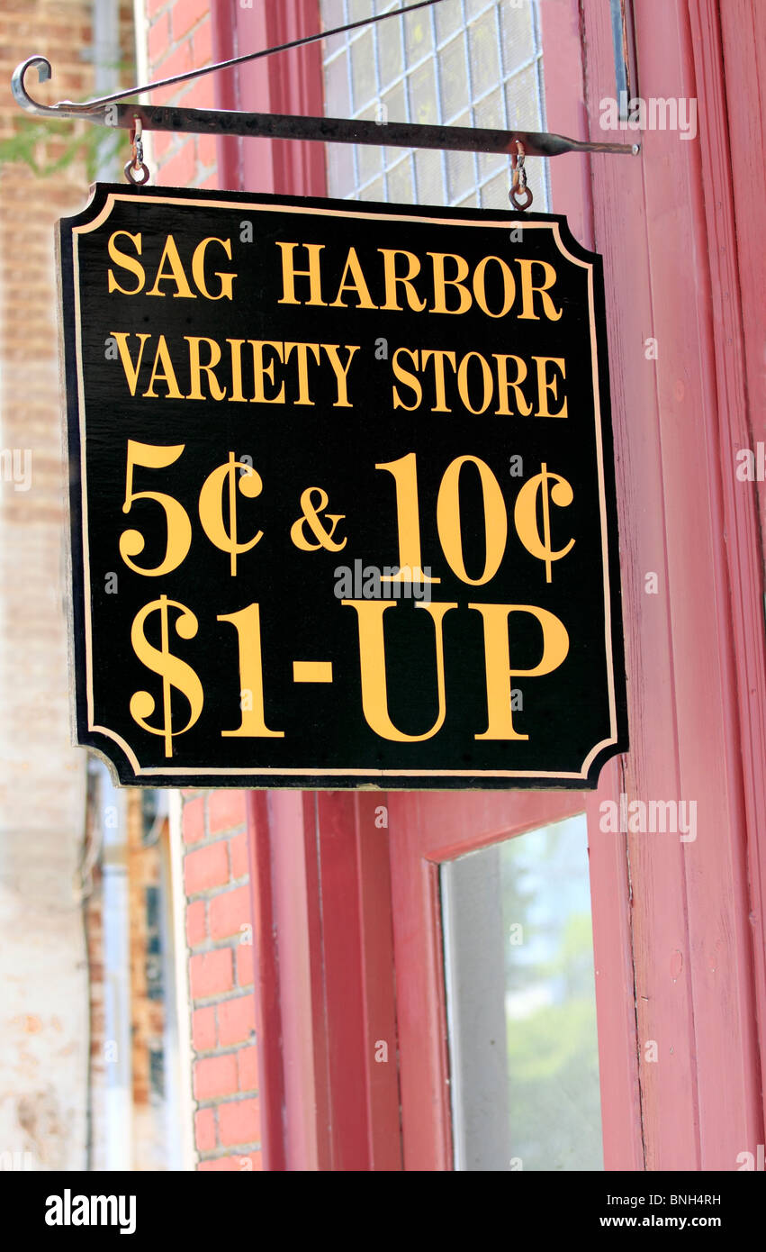 Cartello pubblicitario da appendere fuori gamma store Sag Harbor Long Island NY Foto Stock