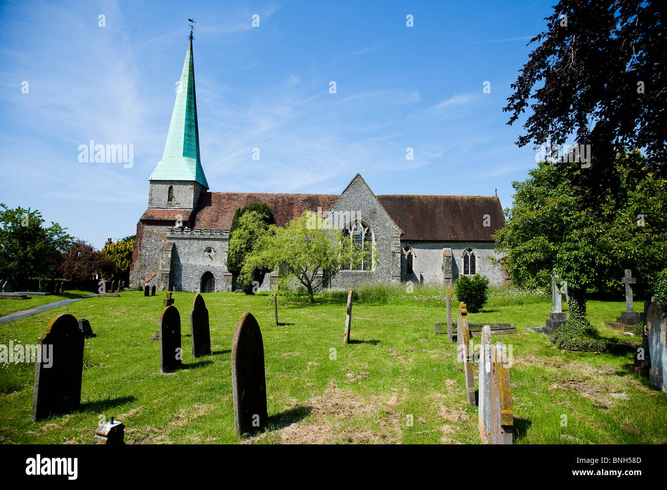 Villaggio Chiesa e cimitero in estate Foto Stock