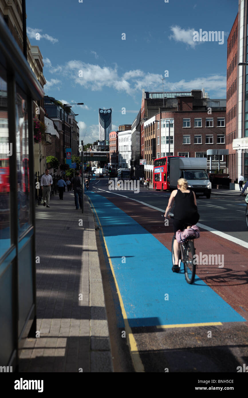 I ciclisti sulla Barclays Cycle superstrada CS7 che corre tra la città di Londra e Colliers Wood in Merton, London, SE1. Foto Stock