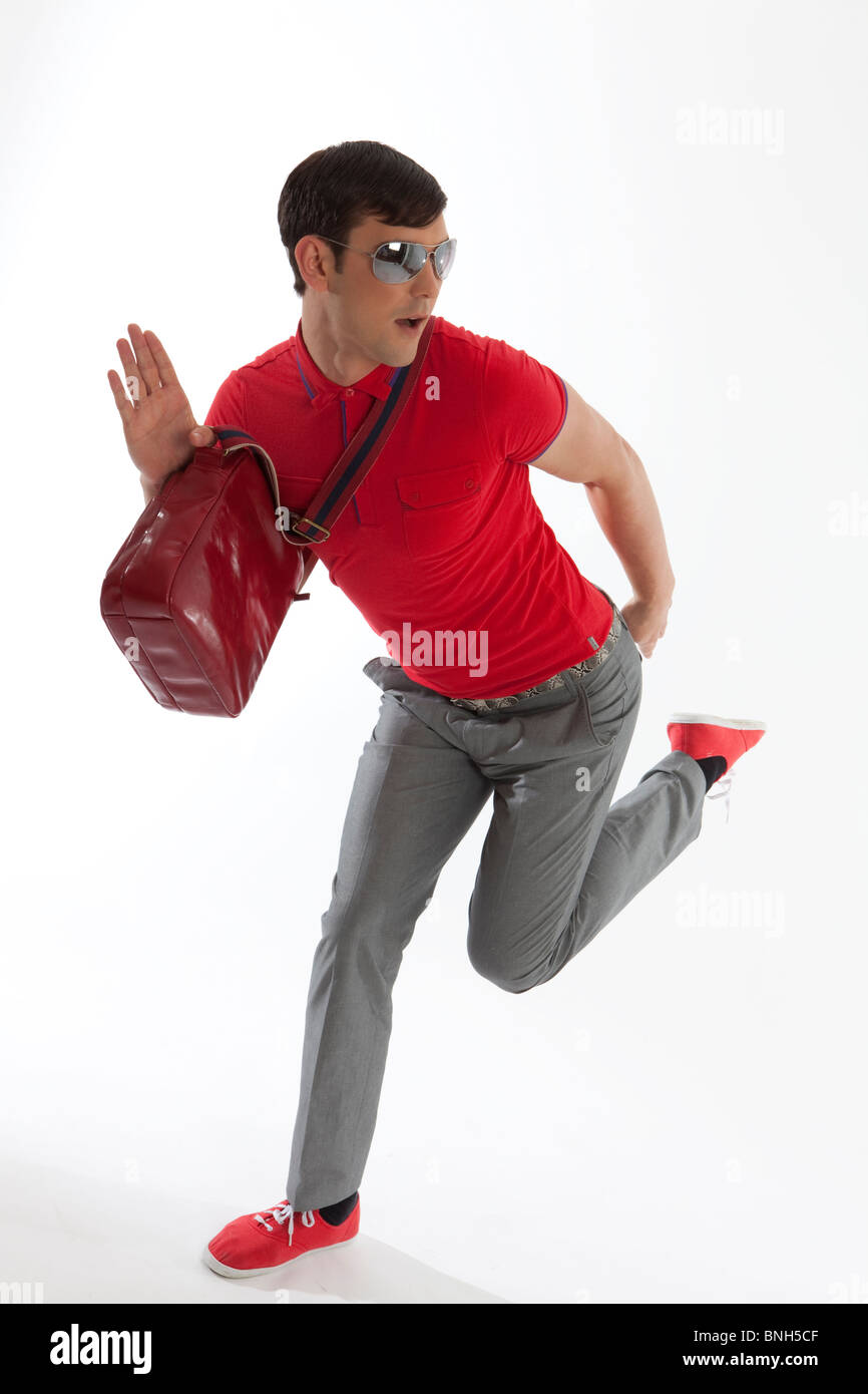 Giovane uomo bianco su sfondo rosso nella parte superiore e un uomo in borsa Foto Stock