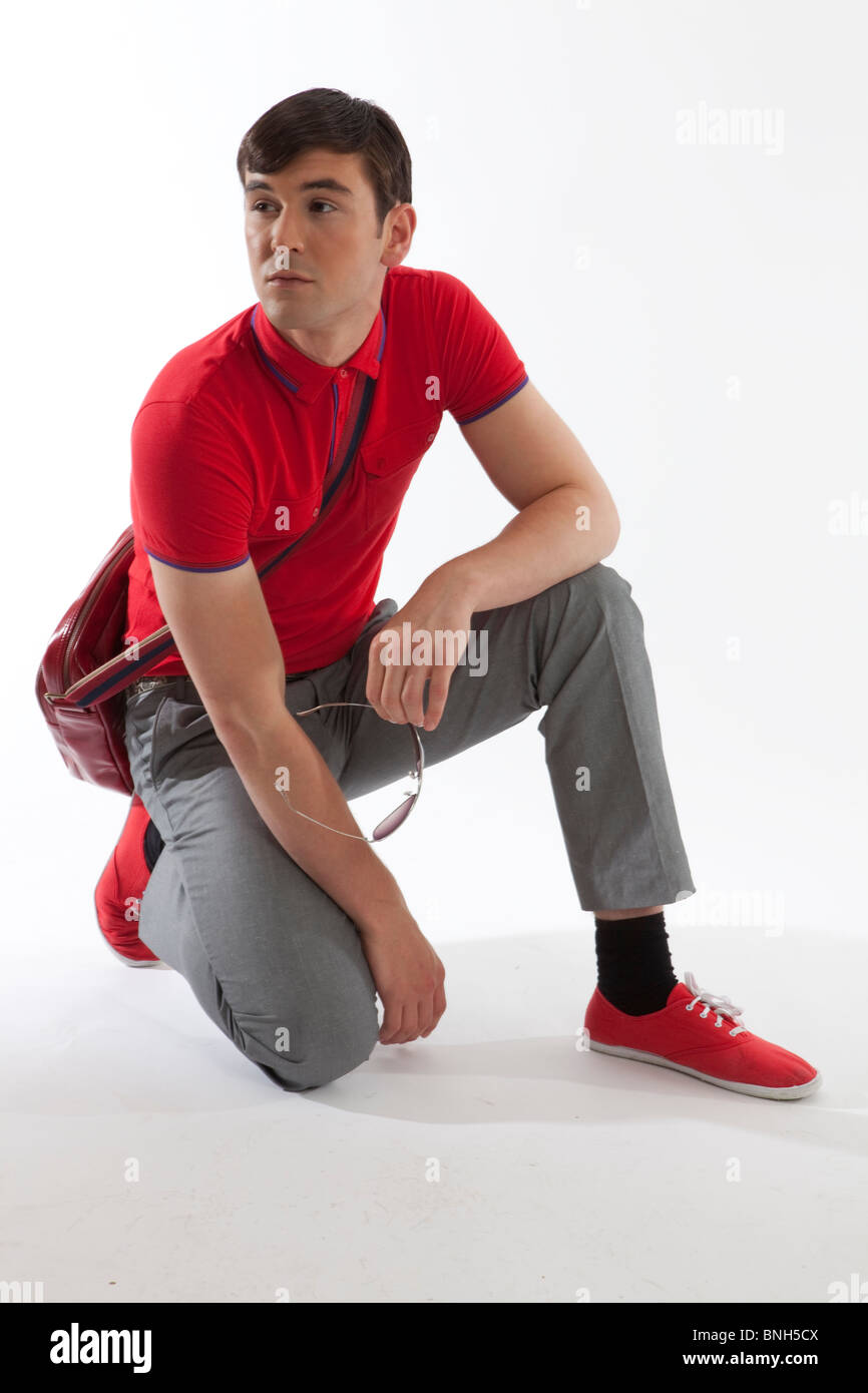 Giovane uomo bianco su sfondo rosso nella parte superiore e un uomo in borsa Foto Stock
