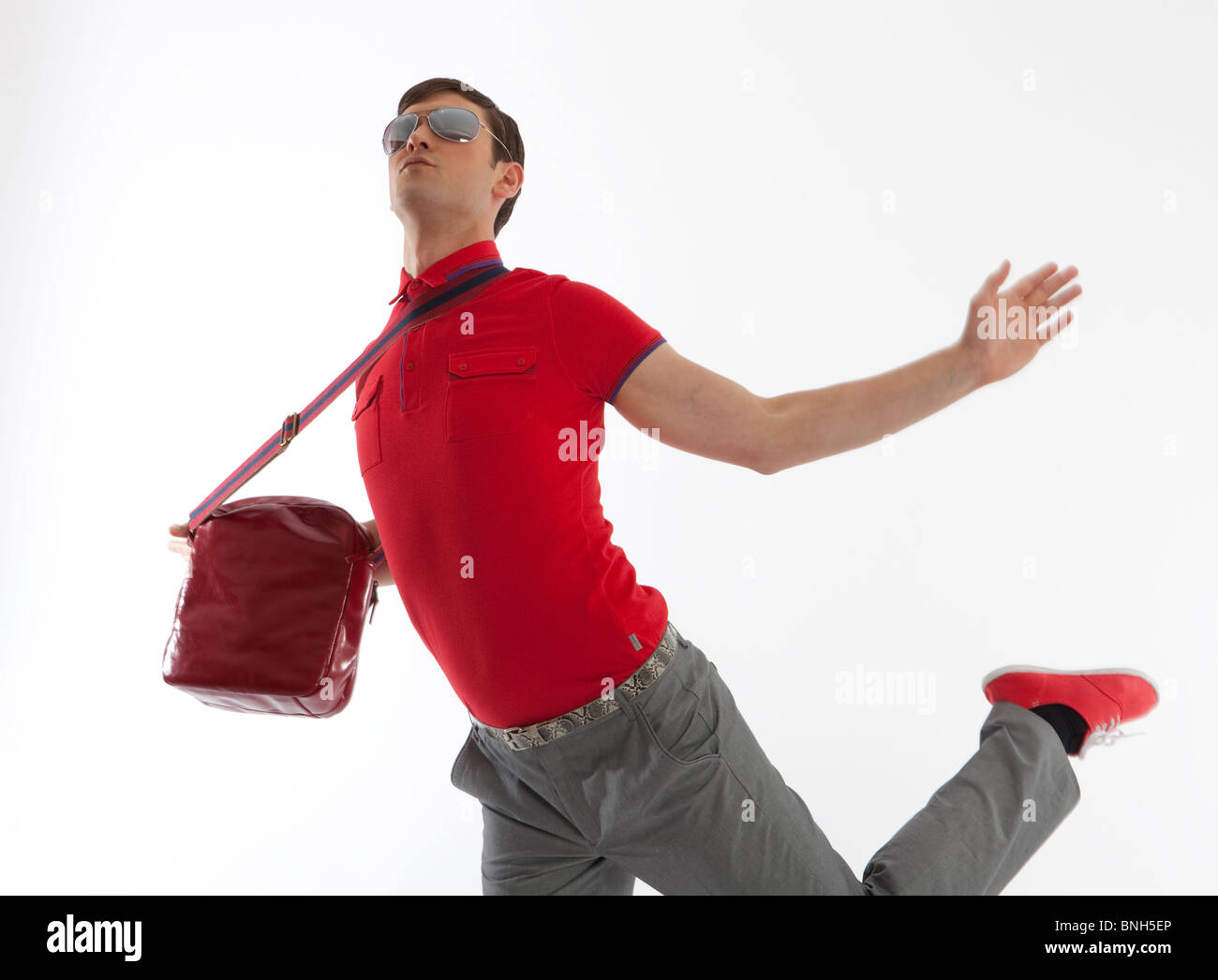 Giovane uomo bianco su sfondo rosso nella parte superiore e un uomo in borsa Foto Stock