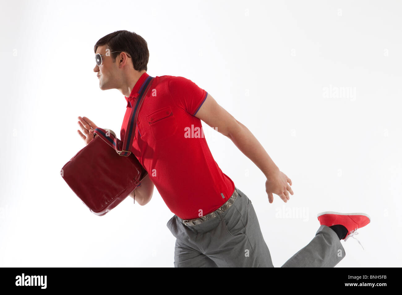 Giovane uomo bianco su sfondo rosso nella parte superiore e un uomo in borsa Foto Stock