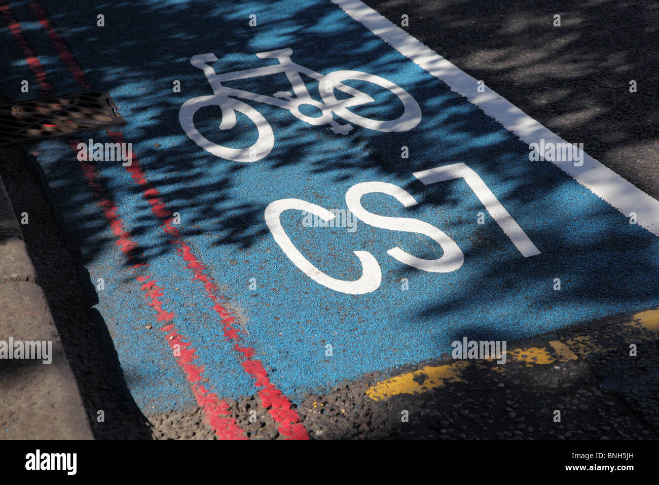 Un dettaglio della Barclays Cycle superstrada CS7 che corre tra la città di Londra e Colliers Wood in Merton, Londra. Foto Stock