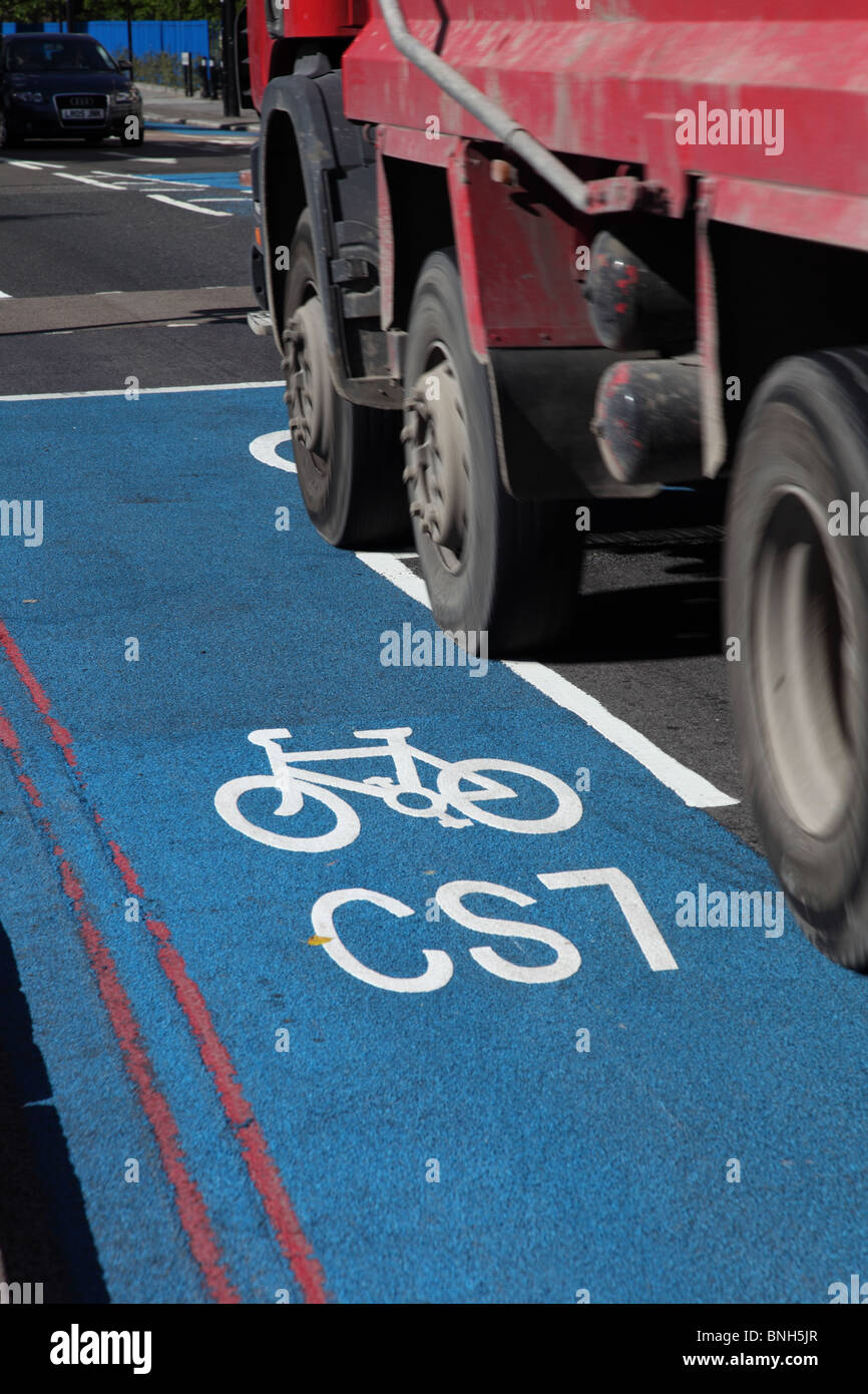 Un dettaglio della Barclays Cycle superstrada CS7 che corre tra la città di Londra e Colliers Wood in Merton, Londra. Foto Stock