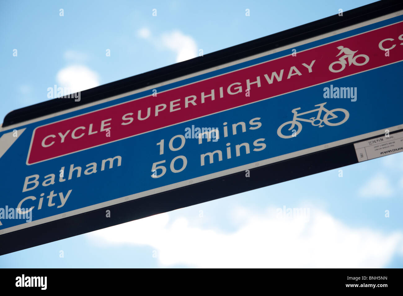 Un cartello sulla Barclays Cycle superstrada CS7 che corre tra la città di Londra e Colliers Wood in Merton, Londra. Foto Stock