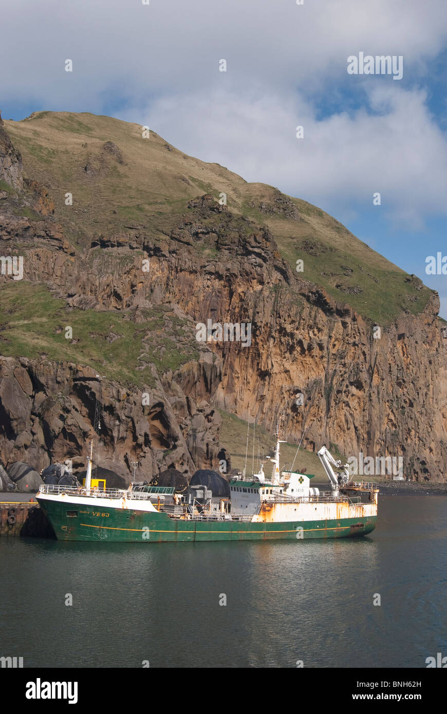 Pesca islandese nave al porto, Heimaey, Vestmannaeyjar, Islanda Foto Stock