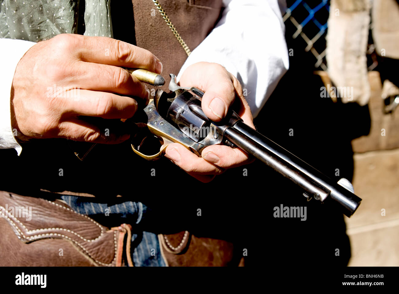 Da vicino la foto in orizzontale il caricamento di proiettili in un'arma Foto Stock