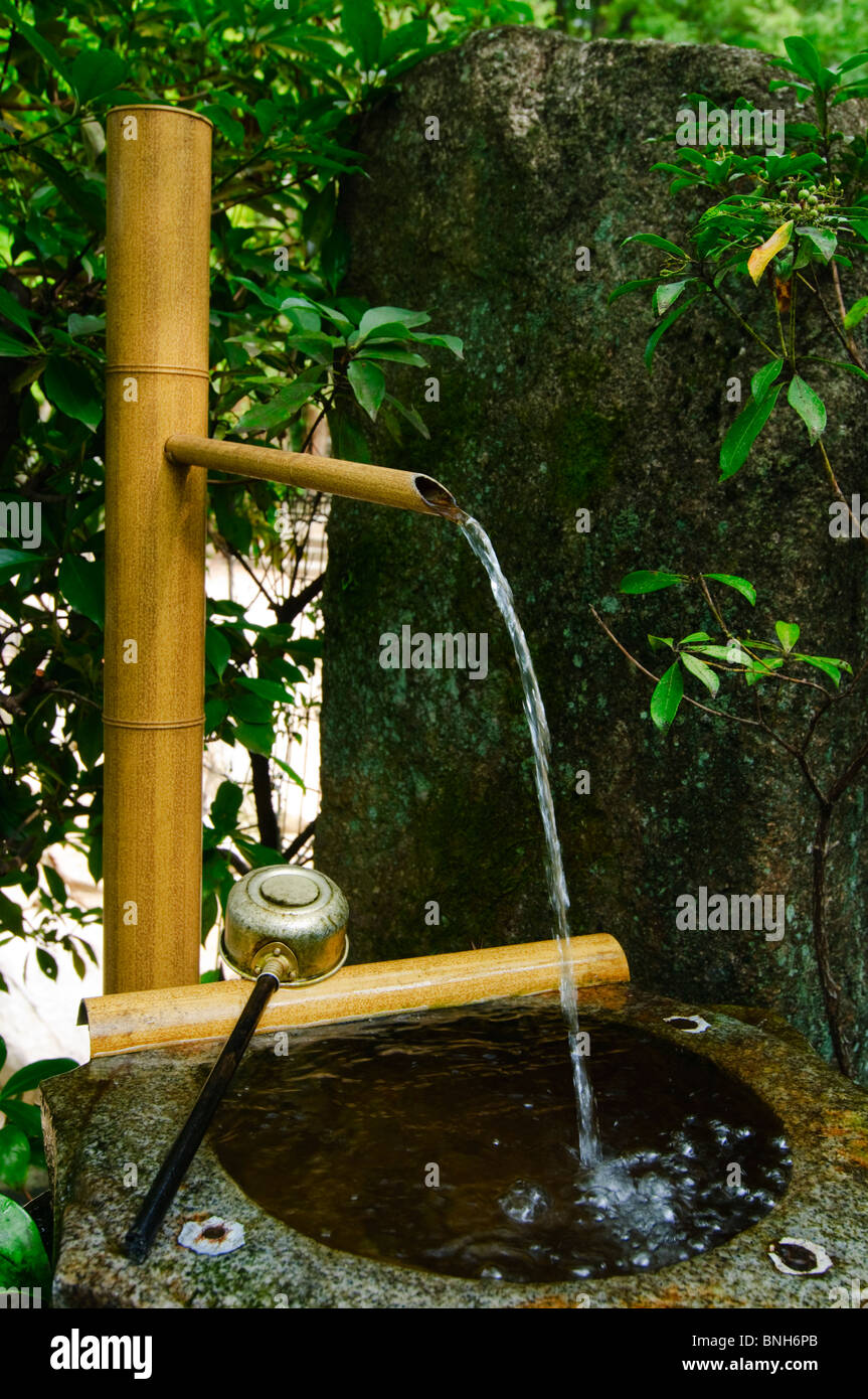 Bambù Fontana di purificazione, Daisho-nel tempio, Miyajima, Honshu, Giappone Foto Stock