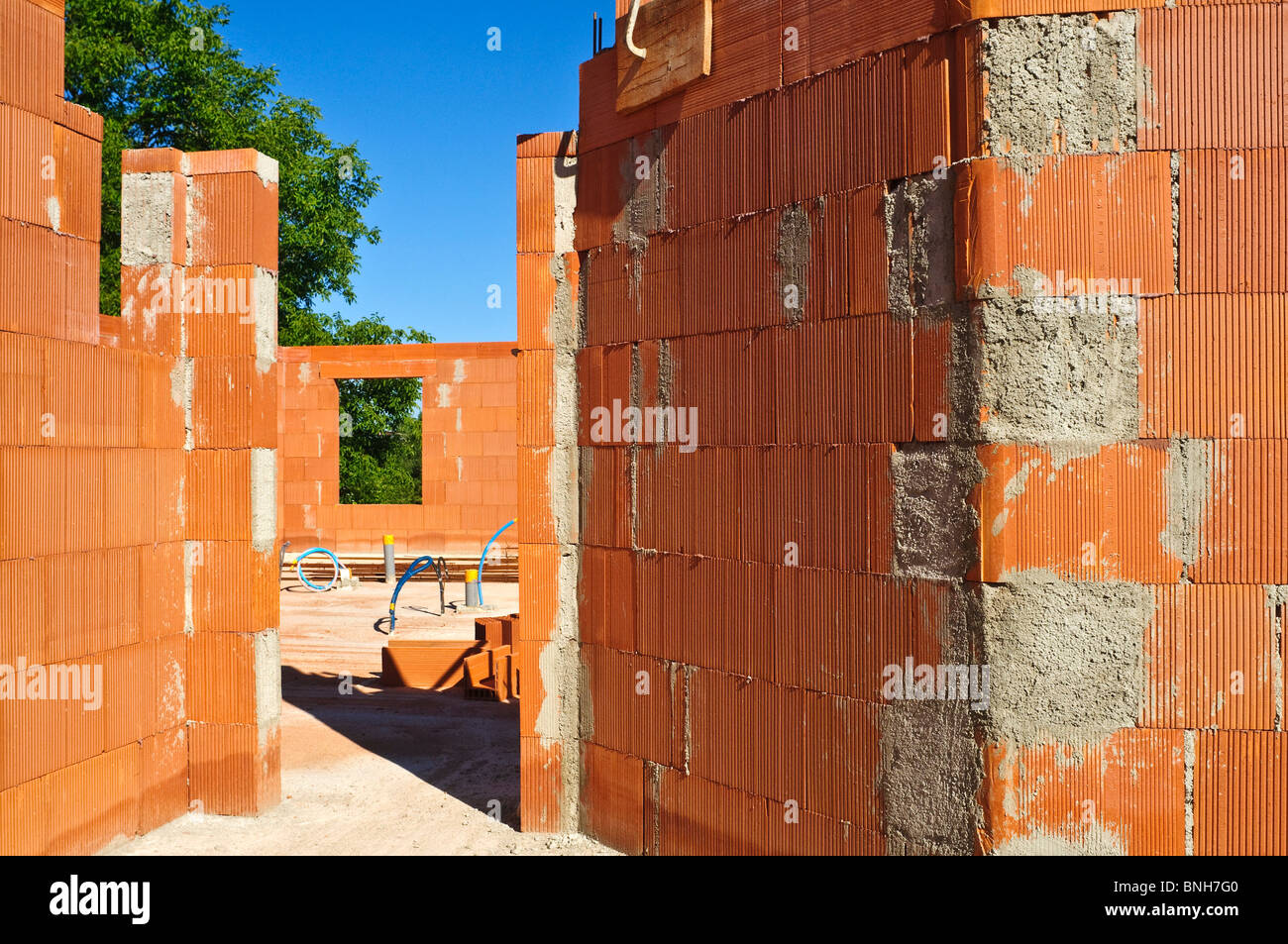 Casa di nuova costruzione sito utilizzando Bouyer Leroux bio-mattoni - Indre-et-Loire, Francia. Foto Stock