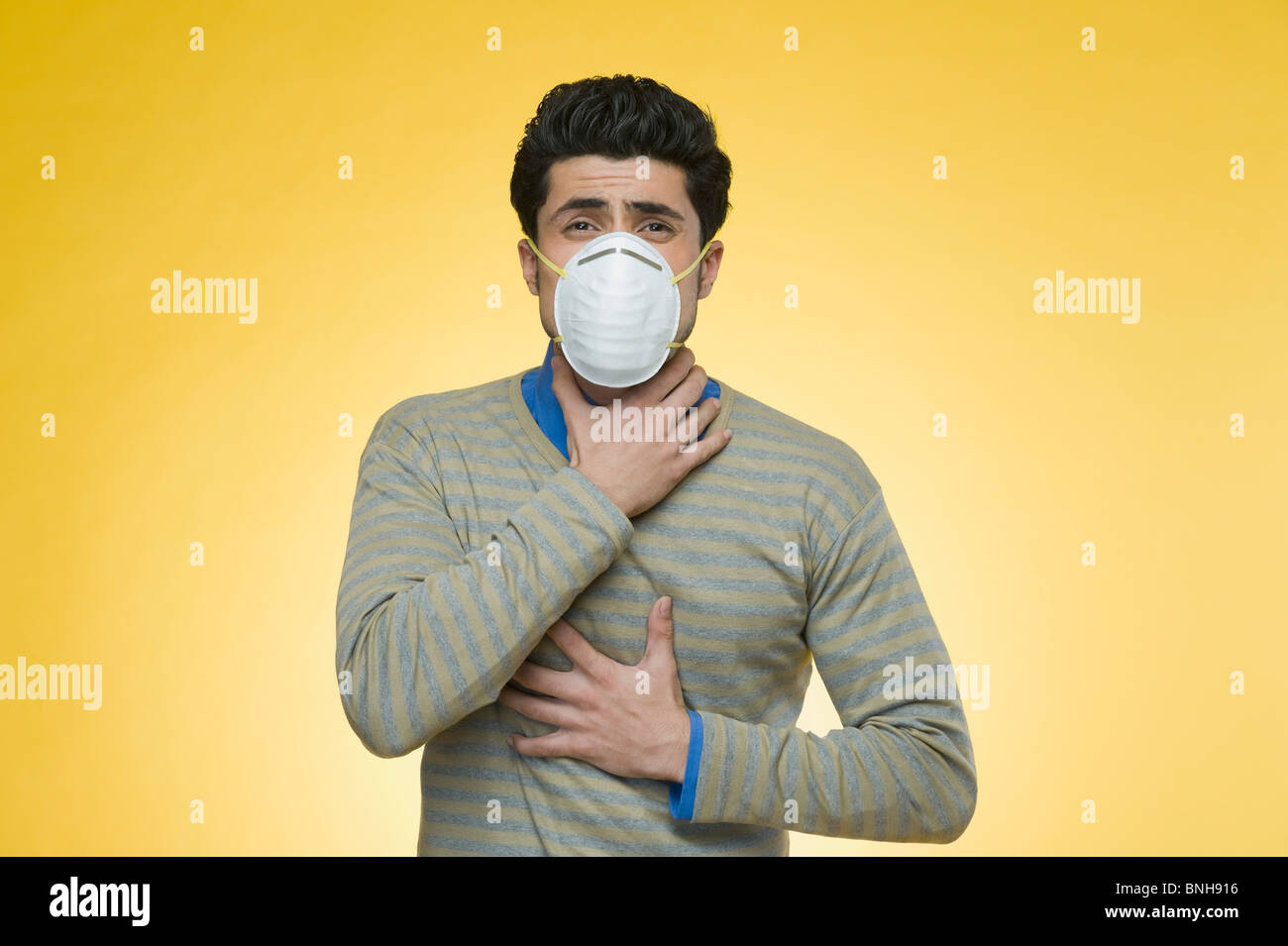 Uomo che indossa una maschera di inquinamento Foto Stock