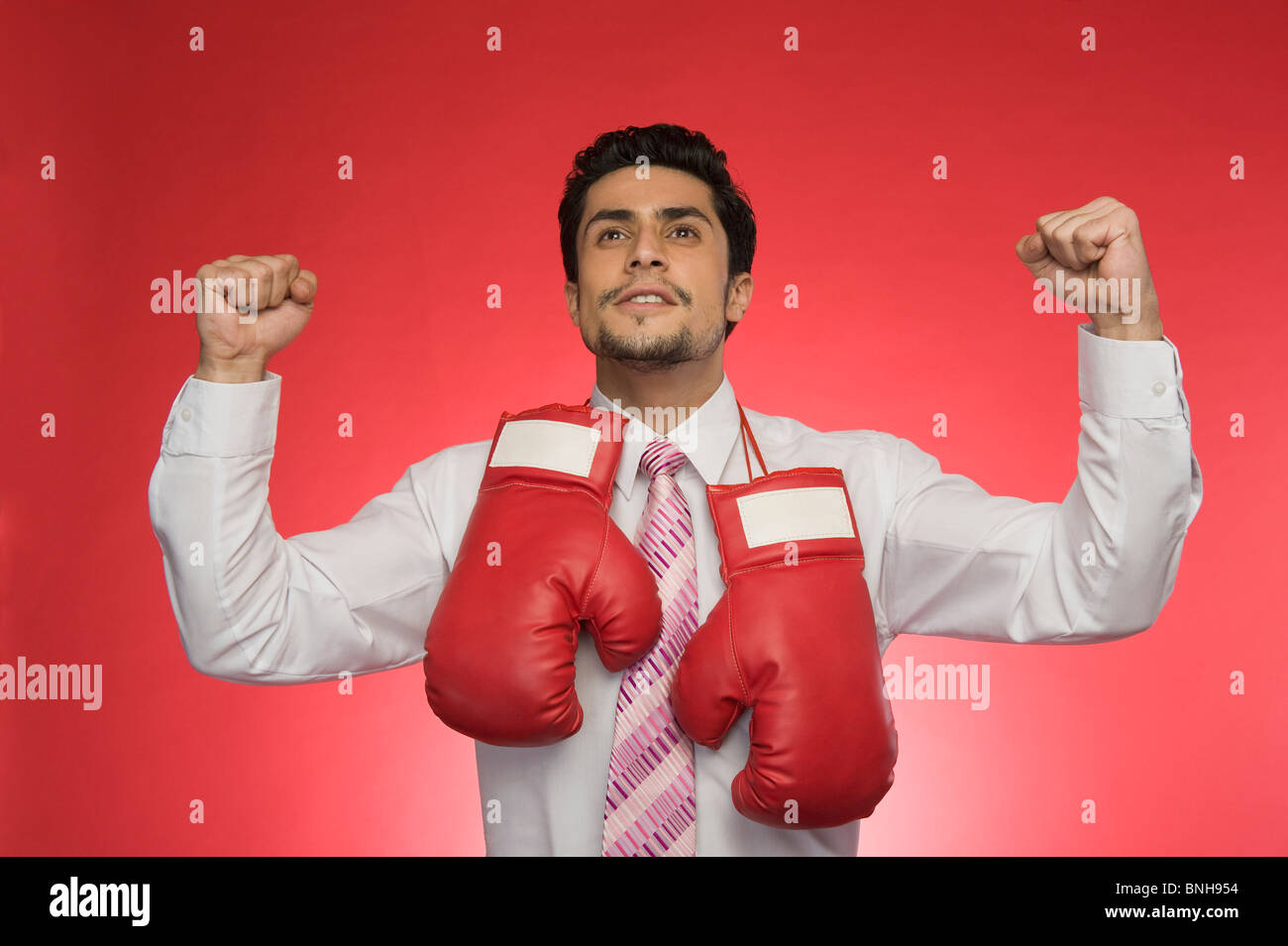 Imprenditore con i guantoni stringendo i pugni Foto Stock