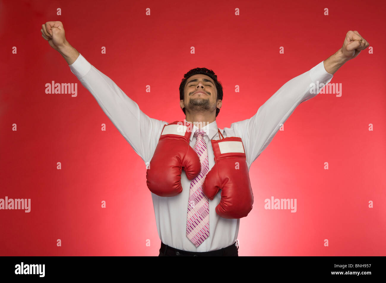 Imprenditore con i guantoni stringendo i pugni Foto Stock