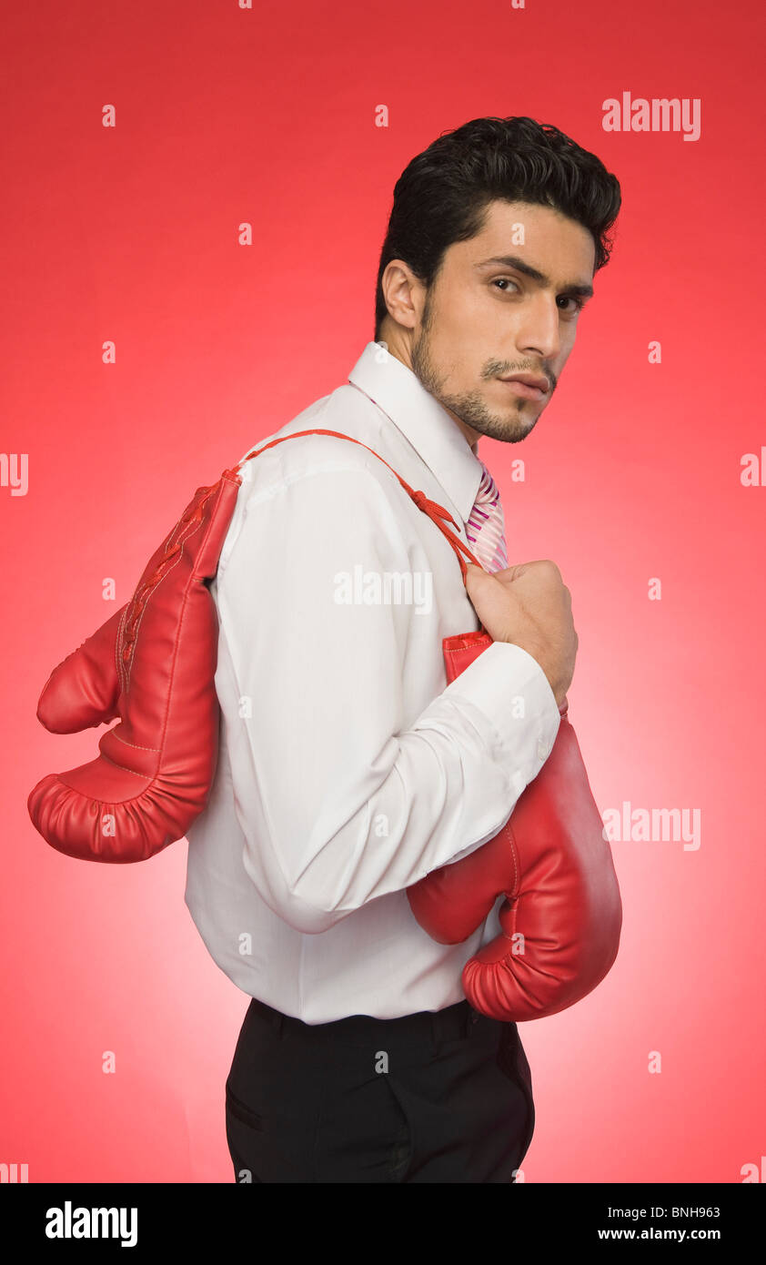 Ritratto di un imprenditore tenendo i guantoni Foto Stock