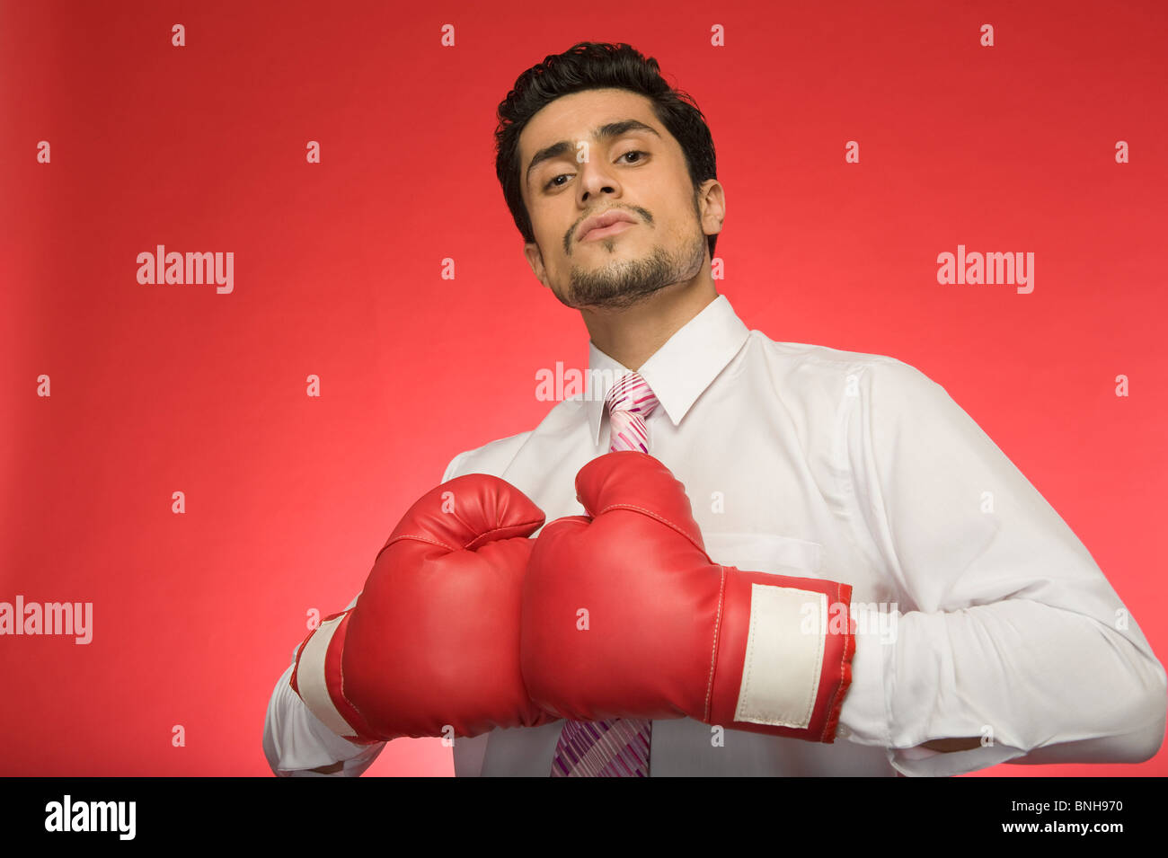 Ritratto di un imprenditore che indossa guantoni da pugilato Foto Stock