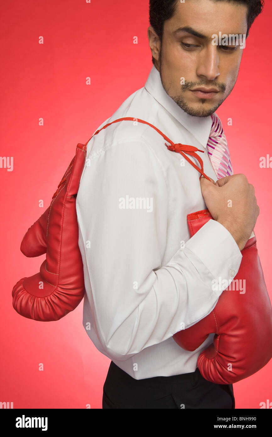 Imprenditore tenendo i guantoni Foto Stock