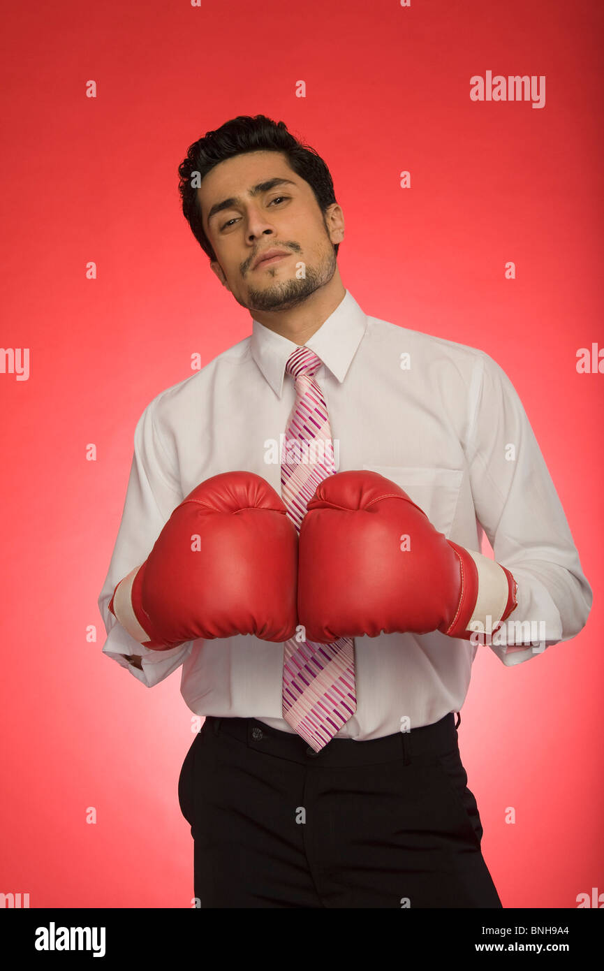 Ritratto di un imprenditore che indossa guantoni da pugilato Foto Stock