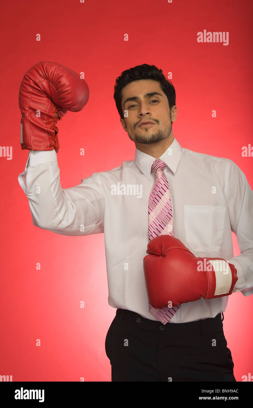 Ritratto di un imprenditore che indossa guantoni da pugilato Foto Stock