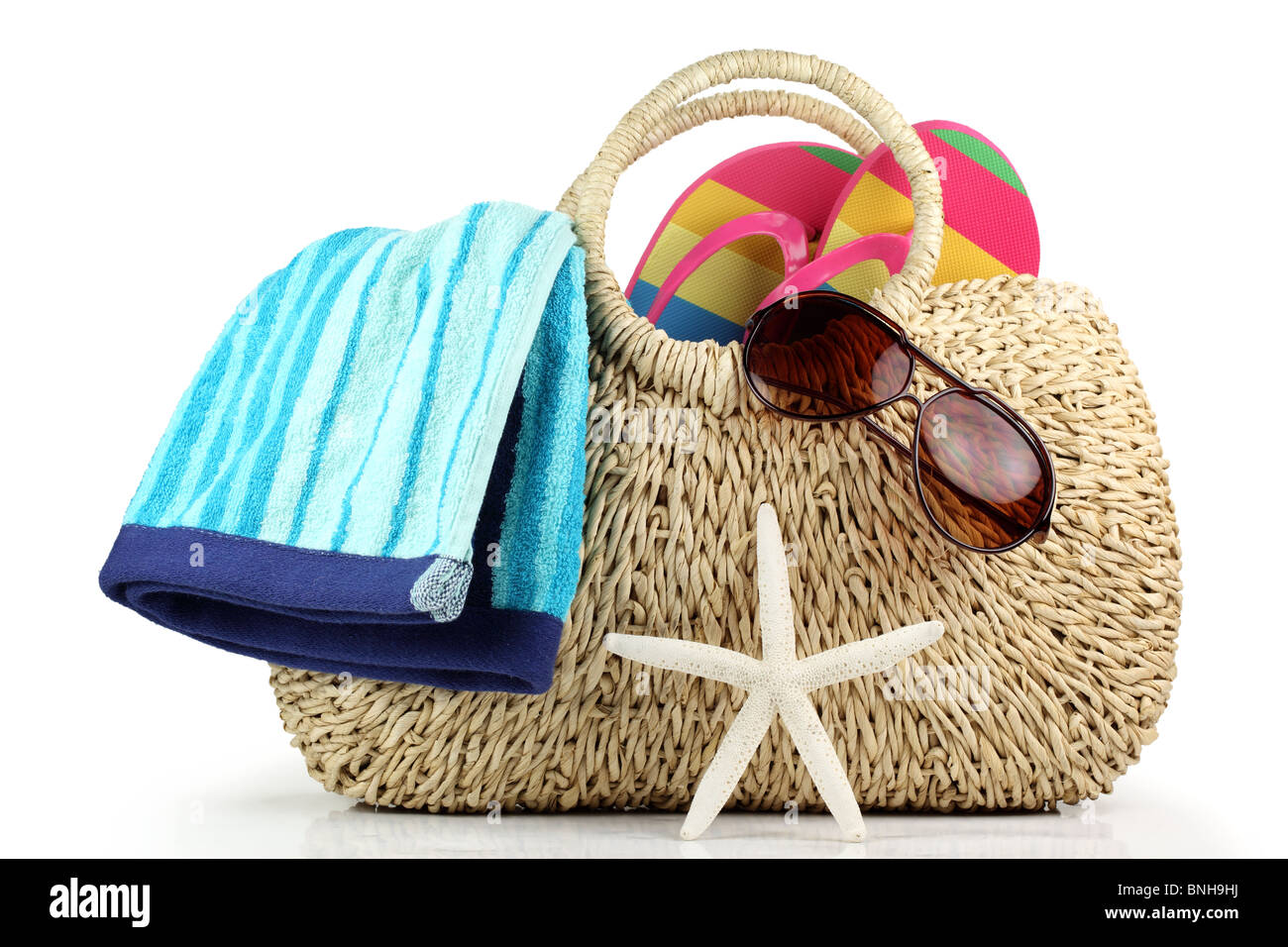 Borsa da spiaggia con asciugamano,Occhiali da sole e Flip Flop Foto Stock