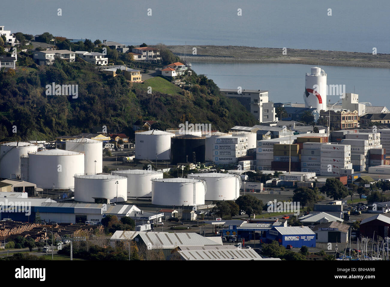 Nelson, Nuova Zelanda vista che mostra le case delle colline di porta che si affaccia sul porto. La Banca di Boulder è in lontananza Foto Stock