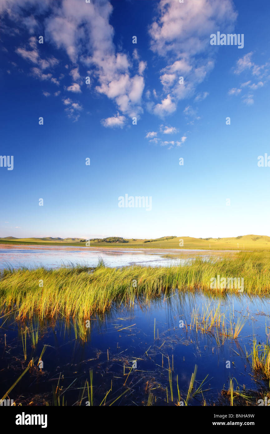 Il bellissimo lago con cielo perfetto Foto Stock