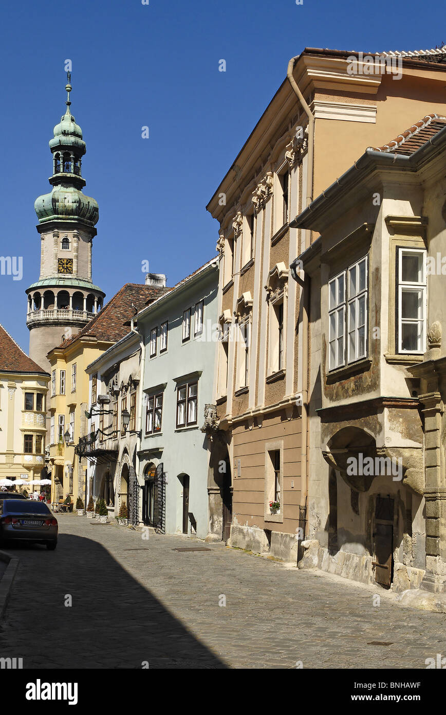 Città luogo Fö ter torre antincendio e storica città vecchia di Sopron Europa ungherese vecchio edificio di architettura cielo blu di punto di riferimento Foto Stock