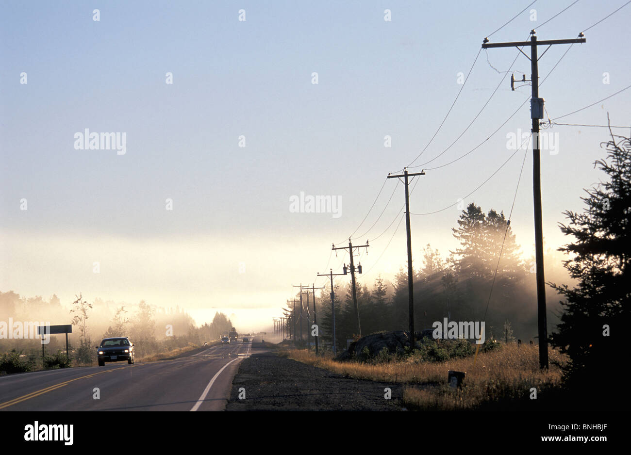 Canada Espanola Ontario Highway 17 vicino Espanola Country Road di linee di alimentazione Auto Foggy rurali paesaggio paesaggio America del Nord Foto Stock