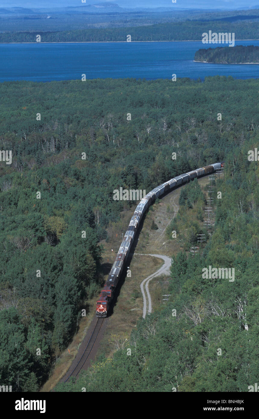 Canada Ontario Nipigon Canadian Pacific Railroad Nipigon vicino Lago Superior treno merci ferroviario foresta ferroviarie Foto Stock