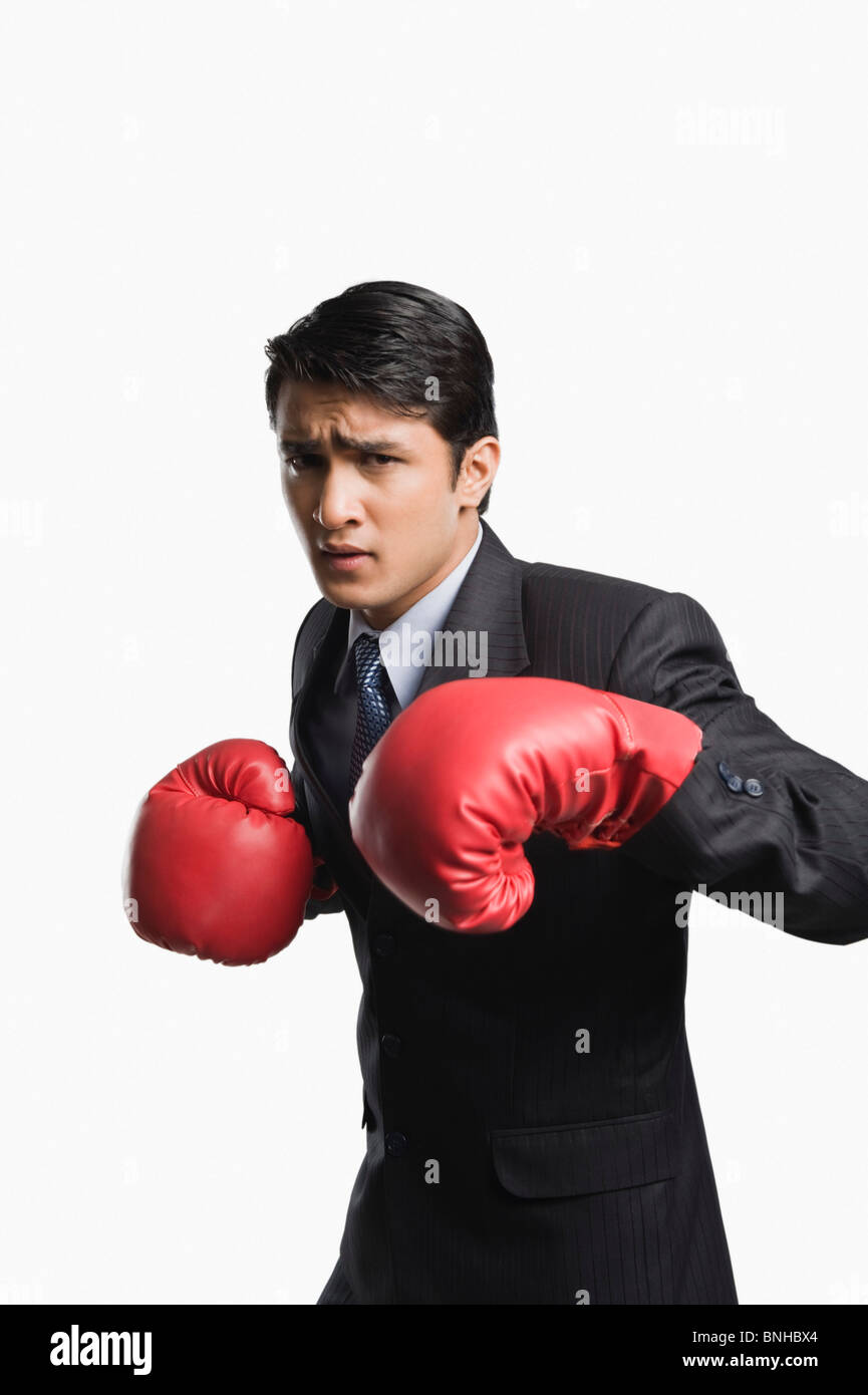 Imprenditore indossando guanti di inscatolamento Foto Stock