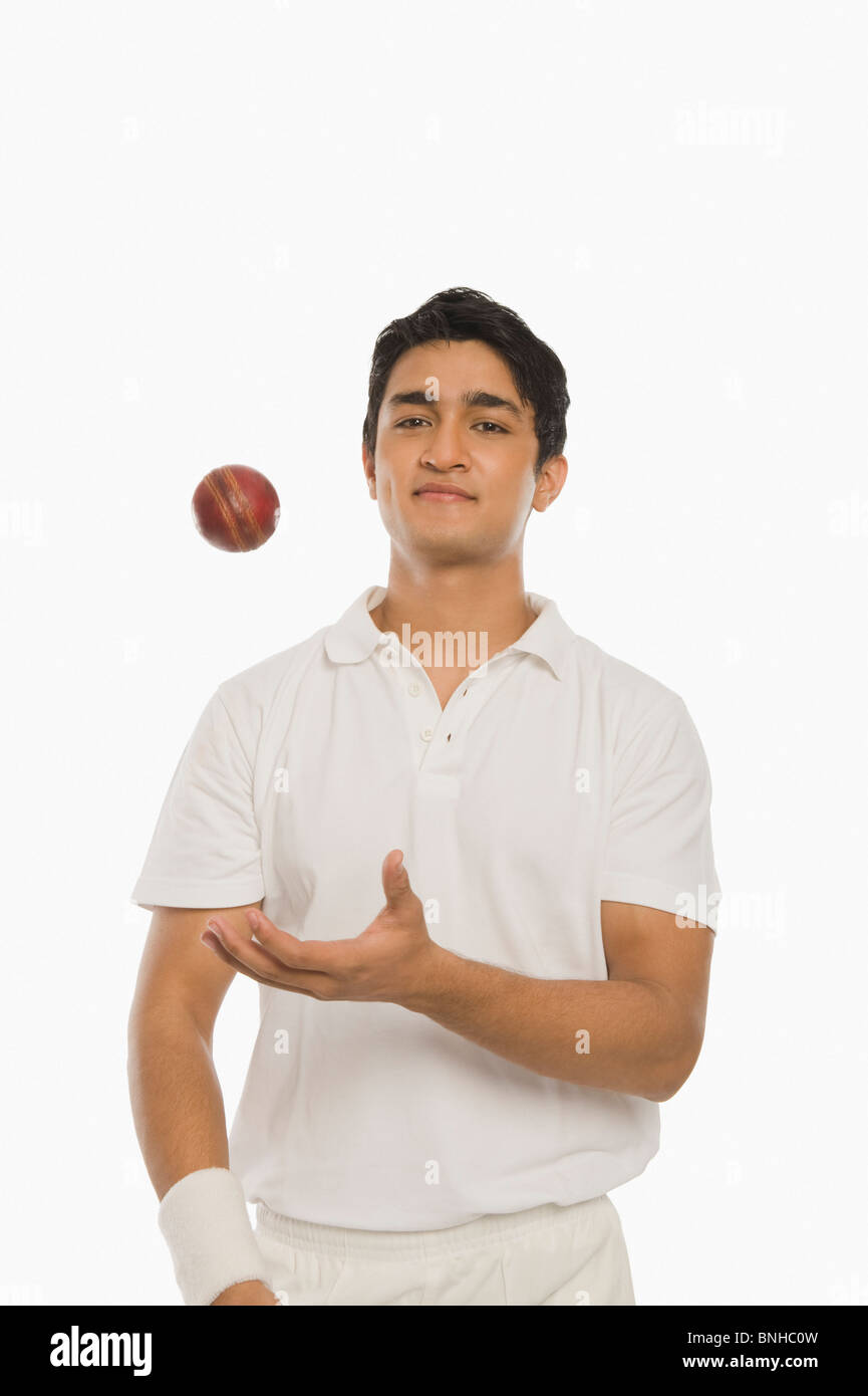 Bowler lanciare una palla di cricket Foto Stock