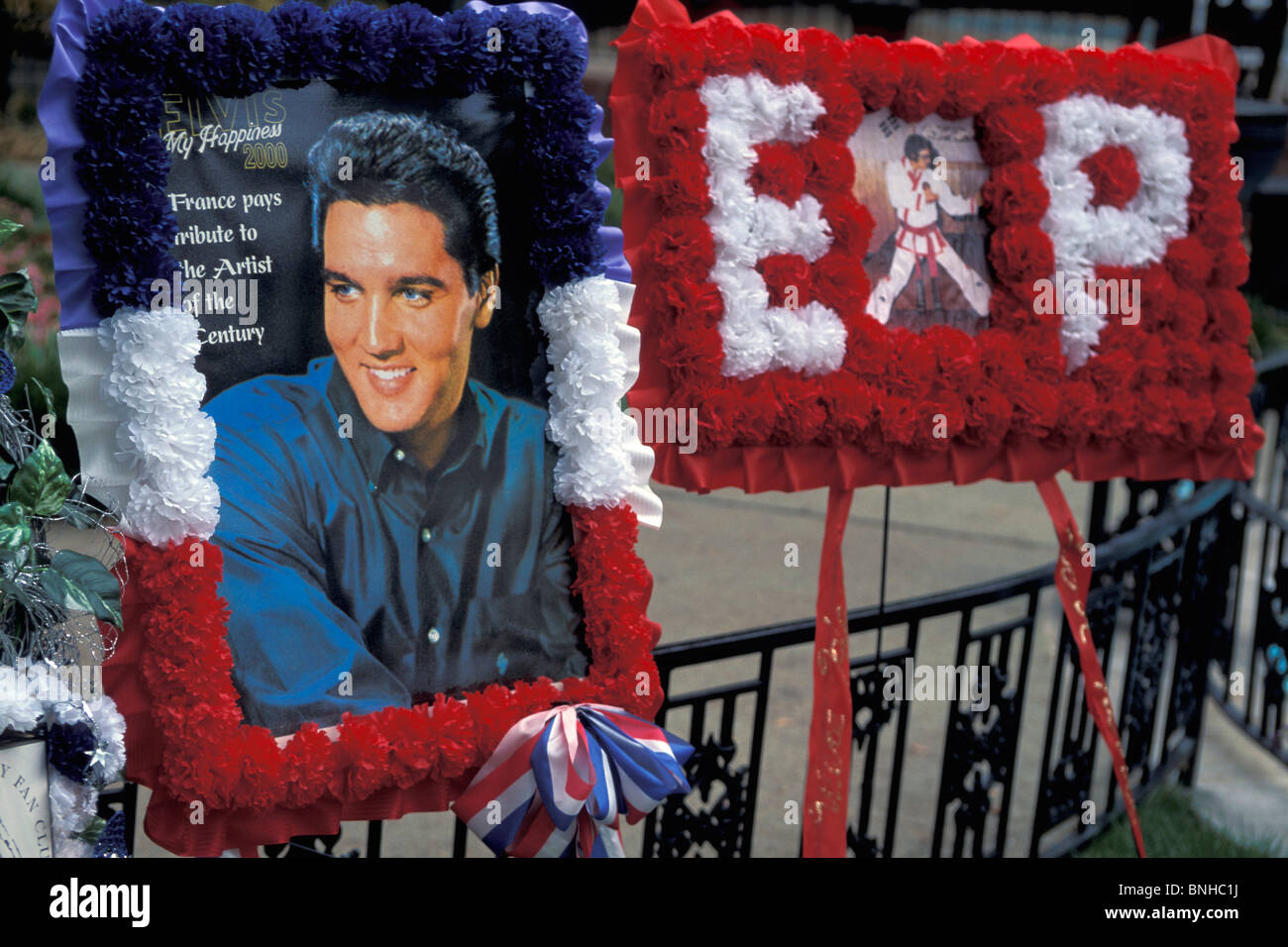 Stati Uniti d'America Memphis, Tennessee Elvis Presley recinto Graceland cimitero tomba tombe decorate fiori decorazione Musica Cultura idolo Foto Stock