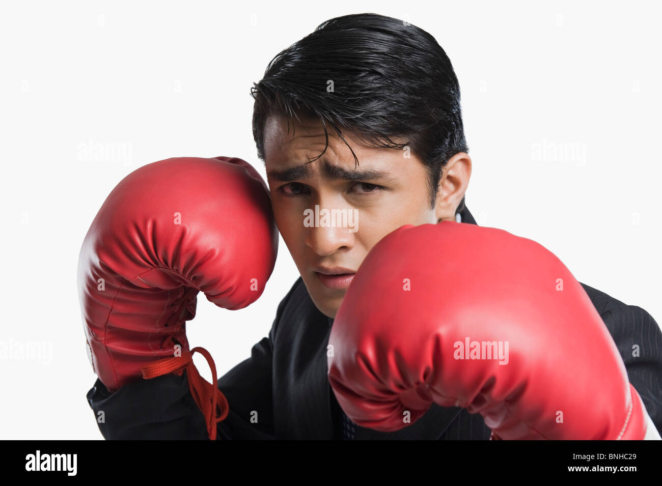 Imprenditore indossando guanti di inscatolamento Foto Stock