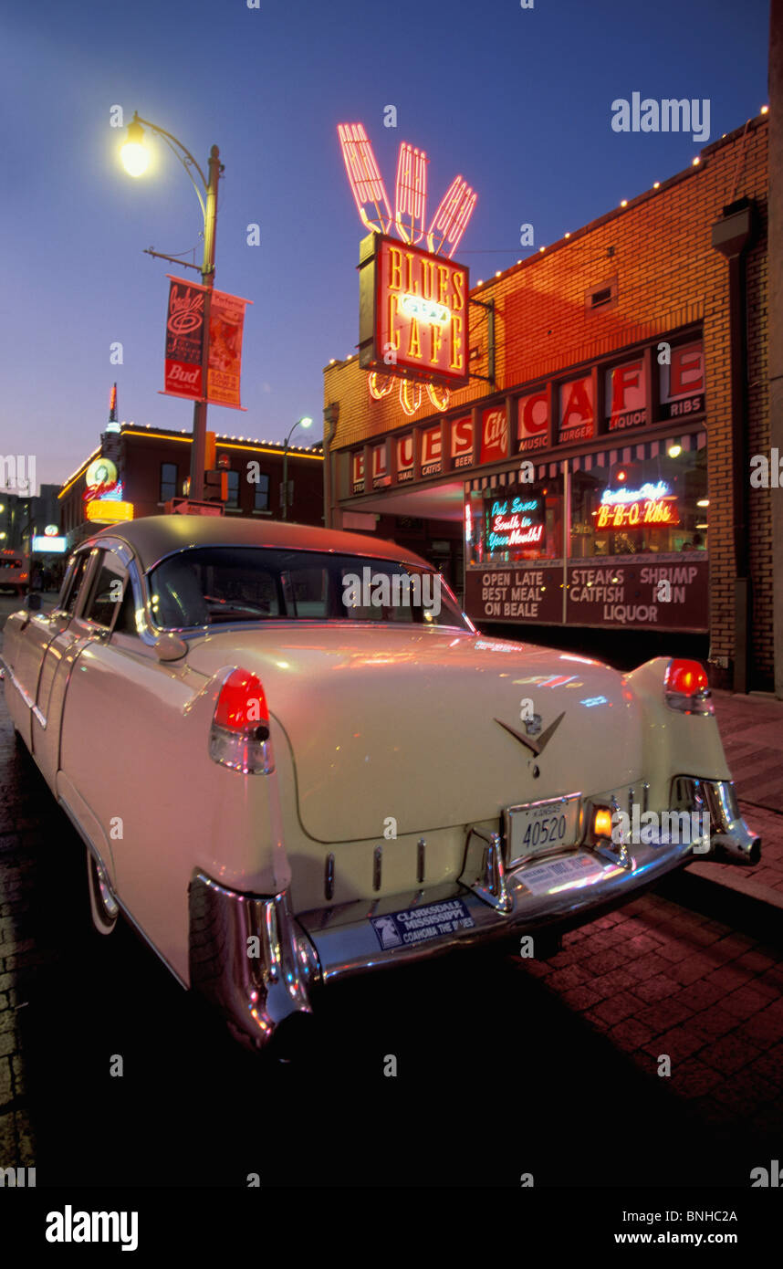 Stati Uniti d'America Memphis, Tennessee Caddy Beale Street Cadillac auto d'Epoca Nostalgia vecchi segni di vita notturna di luci di sera al crepuscolo Blues Cafe Foto Stock