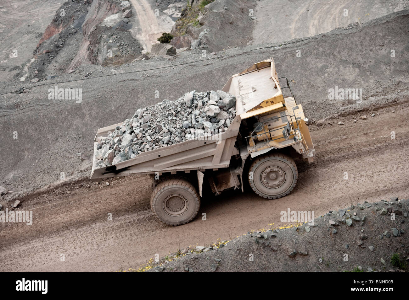 Terra di grandi dimensioni mover carrello in cava, haul carrello con carico pieno o autocarro con cassone ribaltabile voce fuori della miniera Foto Stock