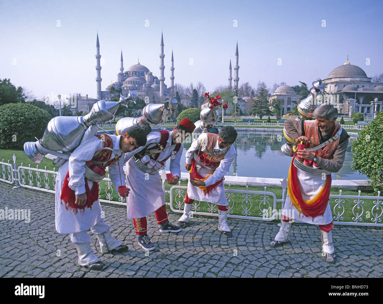 La Turchia Aprile 2008 Istanbul city fuori all'aperto Succhi di ciliegie fornitori Moschea Blu Sultan Ahmed Mosque uomini Rivenditori di Foto Stock
