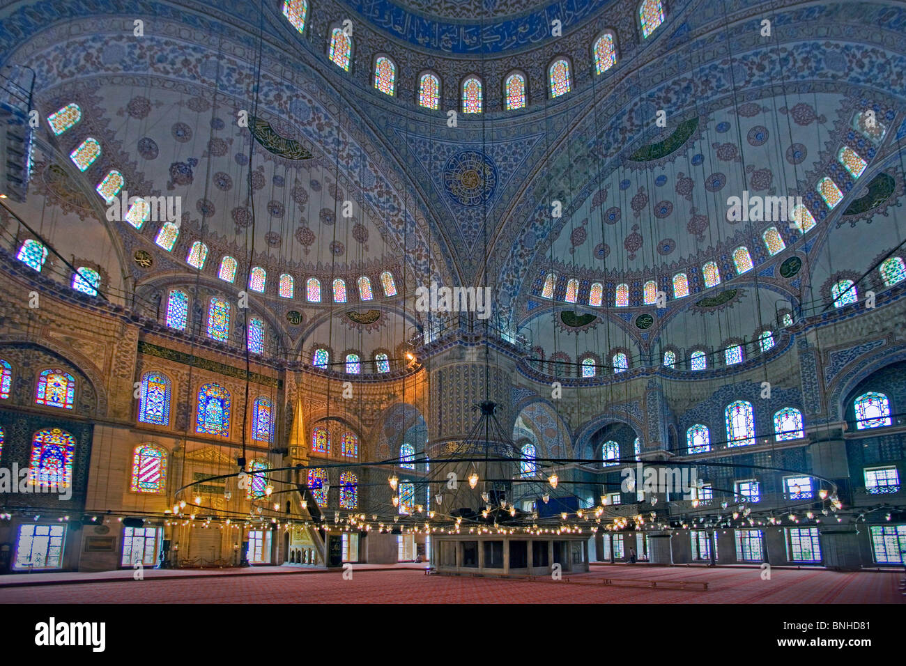 La Turchia Giugno 2008 Istanbul city Moschea Blu Sultan Ahmed all'interno della moschea di architettura di interni Islam cupola islamica lampada da soffitto Foto Stock