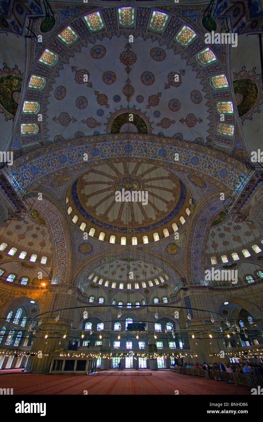 La Turchia Giugno 2008 Istanbul city Moschea Blu Sultan Ahmed all'interno della moschea di architettura di interni Islam cupola islamica lampada da soffitto Foto Stock